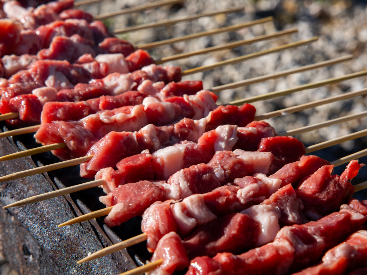Prodotto tipico abruzzese: arrosticini abruzzesi e biscotti artigianali della tradizione